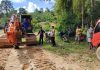Bhabinkamtibmas Polsek Atari jaya Pantau Penimbunan Jalan di Desa Binaan