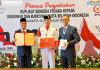 Bupati Surunuddin Terima Duplikat Bendera Pusaka Untuk Dikibarkan di Konawe Selatan