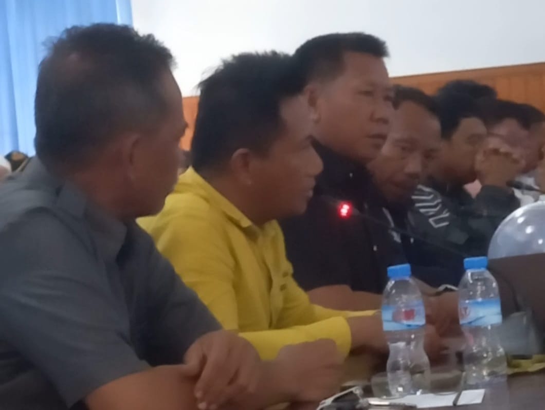 Anggota DPRD Konawe Selatan, Purnomo (baju kuning saat menyampaikan pendapatnya. Foto: Lan